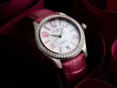 Glashütte Original Lady Serenade Automatik Edelstahl 36mm Perlmutt-Zifferblatt mit Brillanten rosa Lederband Limited Edition – Damenuhren Uhr mit Datum aus Edelstahl. Das Gehäuse ist rund und silber. Das Lederarmband Kroko / Alligator ist rosa. Das Zifferblatt ist arabisch Index und blau. – Ansicht 2