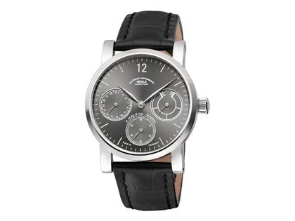 Mühle Glashütte Robert Mühle Zeigerdatum Limited Edition Handaufzug Edelstahl 44mm graues Zifferblatt schwarzes Lederband – Herrenuhren Uhr mit Datum aus Edelstahl. Das Gehäuse ist rund und silber. Das Lederarmband Kroko / Alligator ist schwarz. Das Zifferblatt ist ein Index in grau.