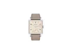 Nomos Glashütte Tetra 27 Champagner Handaufzug Edelstahl 27mm beiges Zifferblatt braunes Lederband – Damenuhren Uhr ohne Datum aus Edelstahl. Das Gehäuse ist quadratisch und silber. Das Lederarmband ist beige. Das Zifferblatt ist arabisch Index und beige.