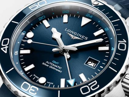 Longines HydroConquest GMT Automatik Edelstahl 43mm blaues Zifferblatt blaues Kautschukband – Herrenuhren Uhr mit Datum aus Edelstahl, Kautschuk und Keramik. Das Gehäuse ist rund und silber. Das Kautschuk / Kunststoff / Silikon Armband ist blau. Das Zifferblatt ist arabisch Index und blau. – Ansicht 5