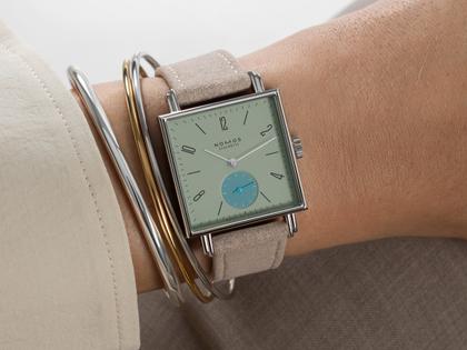 Nomos Glashütte Tetra Origins Salvia Handaufzug Edelstahl 29,5mm grünes Zifferblatt graues Lederband Stahlboden – Damenuhren Uhr ohne Datum aus Edelstahl und Leder. Das Gehäuse ist quadratisch und silber. Das Lederarmband ist grau. Das Zifferblatt ist arabisch Index und grün. – Ansicht 7