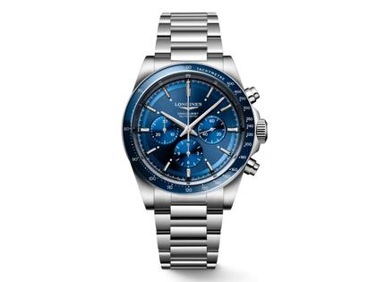 Longines Conquest Chronograph Automatik Edelstahl 42mm blaues Zifferblatt Metallband – Herrenuhren Chronograph aus Edelstahl und Keramik. Das Gehäuse ist rund und silber. Das Edelstahlarmband ist silber. Das Zifferblatt ist ein Index in blau.