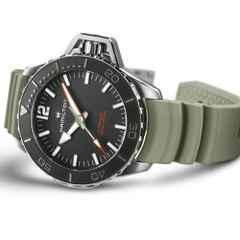 Hamilton Khaki Navy Frogman Automatic Edelstahl 46mm schwarzes Zifferblatt grünes Kautschukband – Herrenuhren Uhr ohne Datum aus Edelstahl und Kautschuk. Das Gehäuse ist rund und silber. Das Kautschuk / Kunststoff / Silikon Armband ist grün. Das Zifferblatt ist arabisch Index und schwarz. – Ansicht 2
