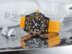 Breitling Endurance Pro 44 Chronograph Quarz Breitlight schwarzes Zifferblatt gelbes Kautschukband – Herrenuhren Chronograph aus Sonstiges. Das Gehäuse ist rund und schwarz. Das Kautschuk / Kunststoff / Silikon Armband ist gelb. Das Zifferblatt ist arabisch und schwarz. – Ansicht 4