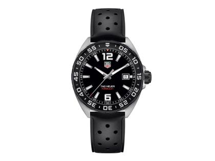 TAG Heuer Formula 1 Quarz Edelstahl 41mm schwarzes Zifferblatt schwarzes Kautschukband – Herrenuhren Uhr mit Datum aus Edelstahl. Das Gehäuse ist rund und silber. Das Kautschuk / Kunststoff / Silikon Armband ist schwarz. Das Zifferblatt ist arabisch Index und schwarz.