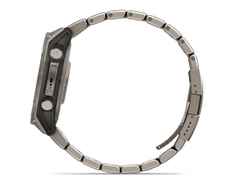 Garmin fenix 8 47mm AMOLED faserverstärktes Polymer Titan Titanband – Herrenuhren Uhr Multifunktion aus Titan. Das Gehäuse ist rund und grau. Das Titanarmband ist grau. Das Zifferblatt ist digital und schwarz. – Ansicht 3