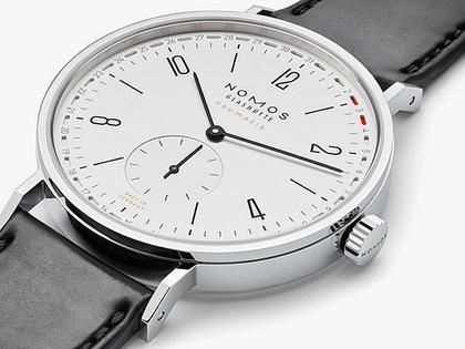 Nomos Glashütte Tangente 41 neomatik Update Automatik Edelstahl 40mm weißes Zifferblatt schwarzes Lederband – Herrenuhren Uhr mit Datum aus Edelstahl. Das Gehäuse ist rund und silber. Das Lederarmband ist schwarz. Das Zifferblatt ist arabisch Index und weiß. – Ansicht 2