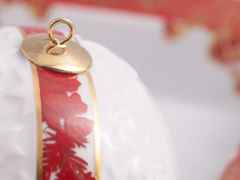 Meissen Baumschmuck Kugel "Meissen Christmas Star" rot mit goldener Öse – Porzellanwaren Porzellandekoration in weiß und aus Porzellan und vergoldet. – Ansicht 4