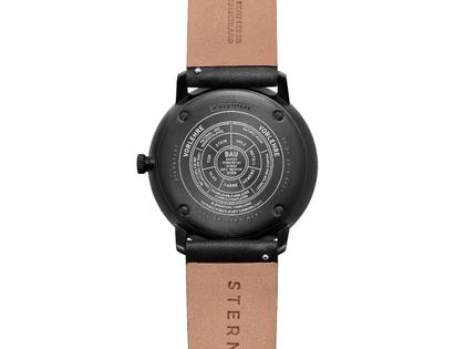 Sternglas Naos Edition Bauhaus III Quarz Edelstahl Schwarz-PVD 38mm weißes Zifferblatt graues Lederband – Herrenuhren Uhr mit Datum aus Edelstahl, Leder und PVD beschichtet. Das Gehäuse ist rund und schwarz. Das Lederarmband ist grau. Das Zifferblatt ist arabisch Index und weiß. – Ansicht 3