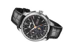 Union Glashütte Belisar Chronograph Mondphase Automatik Edelstahl 42mm schwarzes Zifferblatt schwarzes Lederband – Herrenuhren Chronograph aus Edelstahl. Das Gehäuse ist rund und silber. Das Lederarmband ist schwarz. Das Zifferblatt ist arabisch Index und schwarz. – Ansicht 2