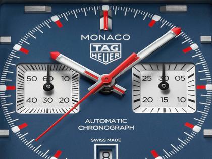 TAG Heuer Monaco Chronograph Automatik Titan 39mm blaues Zifferblatt schwarzes Lederband – Herrenuhren Chronograph aus Titan. Das Gehäuse ist quadratisch und grau. Das Lederarmband ist schwarz. Das Zifferblatt ist ein Index in blau. – Ansicht 4