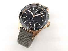 Glashütte Original SeaQ Panoramadatum Automatik Rotgold 43mm schwarzes Zifferblatt graues Textilband 1-36-13-03-90-34 Full Set  Occasion – Herrenuhren Uhr mit Datum aus 750 Rotgold, Edelstahl und Keramik. Das Gehäuse ist rund und rotgold. Das Textilarmband ist grau. Das Zifferblatt ist arabisch Index und schwarz. – Ansicht 4