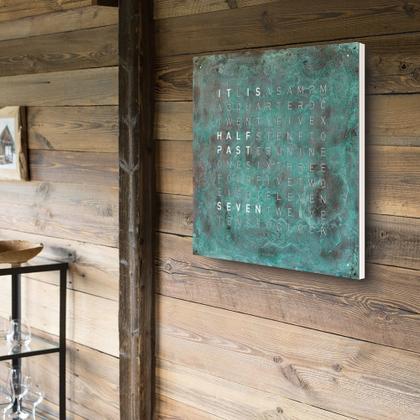 Qlocktwo Earth 90 Creator's Edition Vintage Copper mit weiß lackiertem Holz – Großuhren Wanduhr aus Metall. Das Gehäuse ist quadratisch. Das Zifferblatt ist digital und grün. – Ansicht 3