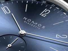 Nomos Glashütte Tangente 2date Handaufzug Edelstahl 38mm blaues Zifferblatt schwarzes Lederband Glasboden – Herrenuhren Uhr mit Datum aus Edelstahl und Leder. Das Gehäuse ist rund und silber. Das Lederarmband ist schwarz. Das Zifferblatt ist arabisch Index und blau. – Ansicht 7