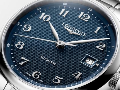 Longines Master Collection Automatik Edelstahl 39mm blaues Zifferblatt Metallband – Herrenuhren Uhr mit Datum aus Edelstahl. Das Gehäuse ist rund und silber. Das Edelstahlarmband ist silber. Das Zifferblatt ist arabisch und blau. – Ansicht 2