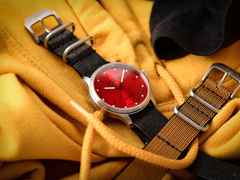 Mühle Glashütte Panova Rot Automatik Edelstahl 40mm schwarzes Lederband – Herrenuhren Uhr ohne Datum aus Edelstahl und Leder. Das Gehäuse ist rund und silber. Das Lederarmband ist schwarz. Das Zifferblatt ist ein Index in rot. – Ansicht 3