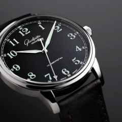 Glashütte Original Senator Excellence Automatik Edelstahl 40mm schwarzes Zifferblatt schwarzes Lederband – Herrenuhren Uhr ohne Datum aus Edelstahl. Das Gehäuse ist rund und silber. Das Lederarmband ist braun. Das Zifferblatt ist arabisch und schwarz. – Ansicht 2