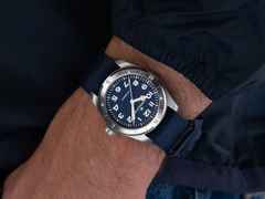 Hamilton Khaki Field Expedition Automatik Edelstahl 41mm blaues Zifferblatt blaues Textilband – Herrenuhren Uhr ohne Datum aus Edelstahl. Das Gehäuse ist rund und silber. Das Textilarmband ist blau. Das Zifferblatt ist ein Index in blau. – Ansicht 6