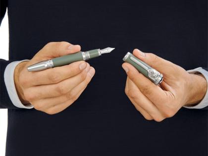 Montblanc Writers Edition               2019: Limitierte Edition Rudyard Kipling Füllfederhalter – Schreibgeräte Füllfederhalter aus 750 Gelbgold, Edelharz und platiniert und rhodiniert. – Ansicht 3