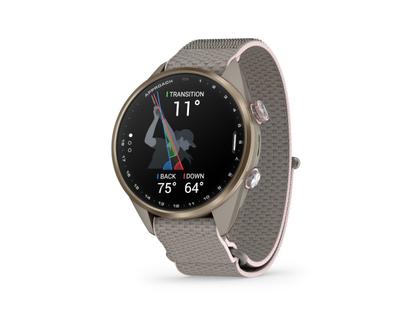 Garmin Approach S72 Titan Grau-DLC 43mm digitales Display graues Textilband – Herrenuhren Uhr Multifunktion aus Keramik und Kunststoff. Das Gehäuse ist rund und grau. Das Textilarmband ist grau. Das Zifferblatt ist digital und schwarz. – Ansicht 2