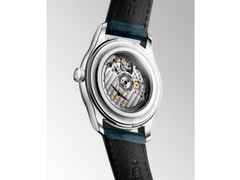 Longines Master Collection Arabic Dial Automatik Edelstahl 41mm silbernes Zifferblatt blaues Lederband – Herrenuhren Uhr mit Datum aus Edelstahl und Leder. Das Gehäuse ist rund und silber. Das Lederarmband Kroko / Alligator ist blau. Das Zifferblatt ist arabisch und silber. – Ansicht 4