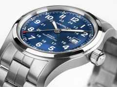 Hamilton Khaki Field Automatik Edelstahl 38mm blaues Zifferblatt Metallband – Herrenuhren Uhr ohne Datum aus Edelstahl. Das Gehäuse ist rund und silber. Das Edelstahlarmband ist silber. Das Zifferblatt ist arabisch und blau. – Ansicht 2