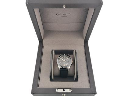 Glashütte Original SeaQ Panoramadatum Automatik Edelstahl und Rotgold 43mm Kautschukband 1-36-13-04-91-33 Full Set, Service 2026 mit Garantie Occasion Refurbished – Herrenuhren Uhr mit Datum aus 750 Rotgold, Edelstahl und Keramik. Das Gehäuse ist rund und silber-rotgold. Das Kautschuk / Kunststoff / Silikon Armband ist schwarz. Das Zifferblatt ist arabisch Index und schwarz. – Ansicht 5