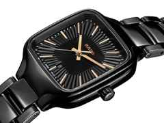 Rado True Square Quarz Keramik schwarz 29mm Keramikband schwarz – Damenuhren Uhr mit Datum aus Keramik und Titan. Das Gehäuse ist quadratisch und schwarz. Das Keramikarmband ist schwarz. Das Zifferblatt ist ein Index in schwarz. – Ansicht 2