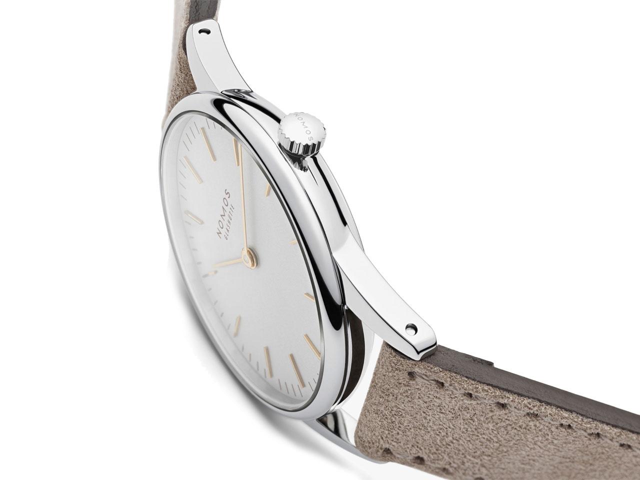 Nomos Glashütte Orion 33 Duo Handaufzug Edelstahl 33mm weißes Zifferblatt beiges Lederband Stahlboden – Damenuhren Uhr ohne Datum aus Edelstahl. Das Gehäuse ist rund und silber. Das Lederarmband ist beige. Das Zifferblatt ist ein Index in beige. – Ansicht 4