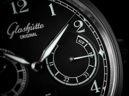 Glashütte Original Senator Observer Automatik Edelstahl 44mm schwarzes Zifferblatt schwarzes Lederband – Herrenuhren Uhr mit Datum aus Edelstahl. Das Gehäuse ist rund und silber. Das Lederarmband ist schwarz. Das Zifferblatt ist arabisch und schwarz. – Ansicht 4