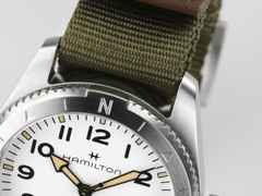 Hamilton Khaki Field Expedition Automatik Edelstahl 41mm weißes Zifferblatt olivgrünes Textilband – Herrenuhren Uhr ohne Datum aus Edelstahl. Das Gehäuse ist rund und silber. Das Textilarmband ist grün. Das Zifferblatt ist ein Index in weiß. – Ansicht 5