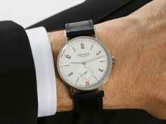 Nomos Glashütte Tangente 2date Handaufzug Edelstahl 38mm weißes Zifferblatt schwarzes Lederband Glasboden – Herrenuhren Uhr mit Datum aus Edelstahl und Leder. Das Gehäuse ist rund und silber. Das Lederarmband ist schwarz. Das Zifferblatt ist arabisch Index und silber. – Ansicht 10