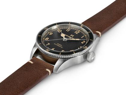 Hamilton Khaki Aviation Pilot Pioneer Automatik Edelstahl 38mm schwarzes Zifferblatt braunes Lederband – Herrenuhren Uhr ohne Datum aus Edelstahl und Leder. Das Gehäuse ist rund und silber. Das Lederarmband ist braun. Das Zifferblatt ist arabisch und schwarz. – Ansicht 3