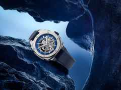Alpina Alpiner Extreme Skeleton Automatik Edelstahl 39mm blaues Zifferblatt blaues Kautschukband – Herrenuhren Uhr ohne Datum aus Edelstahl und Kautschuk. Das Gehäuse ist rund und silber. Das Kautschuk / Kunststoff / Silikon Armband ist blau. Das Zifferblatt ist skelettiert und blau. – Ansicht 5