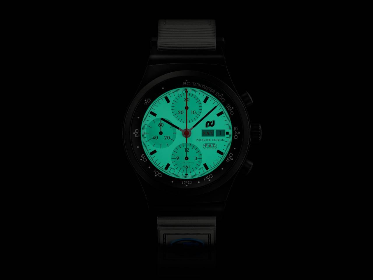 Porsche Design Chronograph 1 - F.A.T. 2025 Edition – Herrenuhren Chronograph aus Titan und Titancarbid beschichtet. Das Gehäuse ist rund und schwarz. Das Titanarmband ist schwarz. Das Zifferblatt ist ein Index in weiß. – Ansicht 8