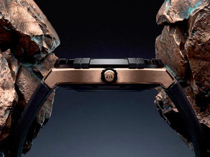 Maurice Lacroix AIKON-IC Frozen Carbon Automatik Bronze 43mm Carbon-Zifferblatt schwarzes Kautschukband limitiert – Herrenuhren Uhr mit Datum aus Bronze, Carbon, Edelstahl, Kautschuk, Keramik und Leder. Das Gehäuse ist rund und bronze. Das Kautschuk / Kunststoff / Silikon Armband ist schwarz. Das Zifferblatt ist ein Index in schwarz. – Ansicht 3