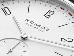 Nomos Glashütte Tangente 2date Handaufzug Edelstahl 38mm weißes Zifferblatt schwarzes Lederband Glasboden – Herrenuhren Uhr mit Datum aus Edelstahl und Leder. Das Gehäuse ist rund und silber. Das Lederarmband ist schwarz. Das Zifferblatt ist arabisch Index und silber. – Ansicht 7