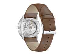 Junghans Meister fein Automatic Edelstahl 39mm schwarzes Zifferblatt braunes Lederband – Herrenuhren Uhr mit Datum aus Edelstahl. Das Gehäuse ist rund und silber. Das Lederarmband ist braun. Das Zifferblatt ist ein Index in schwarz. – Ansicht 2
