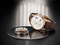 Glashütte Original PanoMaticCalendar Automatik Rotgold 42mm silbernes Zifferblatt braunes Lederband – Herrenuhren Uhr mit Kalender aus 750 Rotgold. Das Gehäuse ist rund und roségold. Das Lederarmband Kroko / Alligator ist braun. Das Zifferblatt ist ein Index in silber. – Ansicht 3