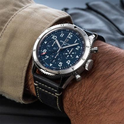 Breitling Super Avi B04 Chronograph GMT 46 Tribute to Vought F4U Corsair Automatik Edelstahl blaues Zifferblatt schwarzes Lederband – Herrenuhren Chronograph aus Edelstahl. Das Gehäuse ist rund und silber. Das Lederarmband ist schwarz. Das Zifferblatt ist arabisch und blau. – Ansicht 5