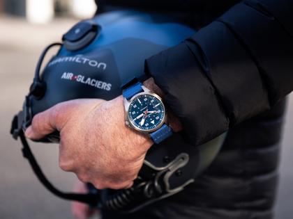 Hamilton Khaki Aviation Pilot Air Glaciers Edition Automatik Titan 42mm blaues Zifferblatt blaues Textilband – Herrenuhren Uhr mit Datum aus Titan. Das Gehäuse ist rund und silber. Das Textilarmband ist blau. Das Zifferblatt ist arabisch Index und blau. – Ansicht 6