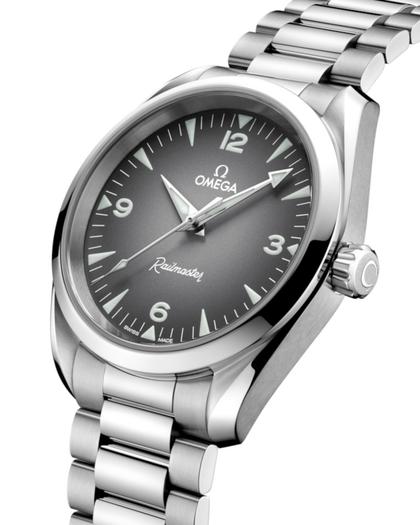 Omega Seamaster Railmaster Automatik Edelstahl 38mm graues Zifferblatt Metallband – Herrenuhren Uhr ohne Datum aus Edelstahl. Das Gehäuse ist rund und silber. Das Edelstahlarmband ist silber. Das Zifferblatt ist arabisch Index und grau. – Ansicht 2