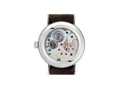 Nomos Glashütte Tangente 33 Karat Handaufzug Edelstahl 33mm vergoldetes Zifferblatt braunes Lederband Glasboden – Damenuhren Uhr ohne Datum aus Edelstahl und Leder. Das Gehäuse ist rund und silber. Das Lederarmband ist braun. Das Zifferblatt ist arabisch Index und gelbgold. – Ansicht 2
