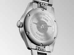 Longines Spirit Zulu Time Automatik Edelstahl 39mm blaues Zifferblatt Metallband – Herrenuhren Uhr mit Datum aus Edelstahl und Keramik. Das Gehäuse ist rund und silber. Das Edelstahlarmband ist silber. Das Zifferblatt ist arabisch Index und blau. – Ansicht 3