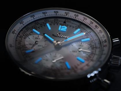 Sinn Spezialuhren 903 St II HB Navigationschronograph Automatik Edelstahl 41mm hellblaues Zifferblatt Metallband und Lederband limitiert – Herrenuhren Chronograph aus Edelstahl und Leder. Das Gehäuse ist rund und silber. Das Edelstahlarmband ist silber. Das Zifferblatt ist arabisch Index und blau. – Ansicht 7