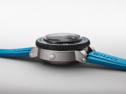 Oris Aquis Pro 4000M Automatik Titan 49,5mm blaues Wellen-Zifferblatt blaues Kautschukband – Herrenuhren Uhr mit Datum aus Kautschuk und Titan. Das Gehäuse ist rund und grau. Das Kautschuk / Kunststoff / Silikon Armband ist blau. Das Zifferblatt ist ein Index in blau. – Ansicht 4