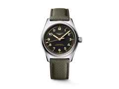 Longines Spirit Pilot Automatik Edelstahl 39mm schwarzes Zifferblatt grünes Textilband – Herrenuhren Uhr ohne Datum aus Edelstahl. Das Gehäuse ist rund und silber. Das Textilarmband ist grün. Das Zifferblatt ist arabisch und schwarz.