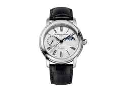 Frederique Constant Classics Moonphase Manufacture Automatik Edelstahl 42mm silberfarbenes Zifferblatt blaues Lederband – Herrenuhren Uhr mit Datum aus Edelstahl und Leder. Das Gehäuse ist rund und silber. Das Lederarmband ist schwarz. Das Zifferblatt ist römisch und silber.