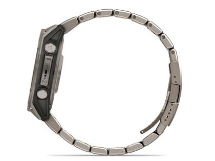 Garmin fenix 8 47mm AMOLED faserverstärktes Polymer Titan Titanband – Herrenuhren Uhr Multifunktion aus Titan. Das Gehäuse ist rund und grau. Das Titanarmband ist grau. Das Zifferblatt ist digital und schwarz. – Ansicht 3