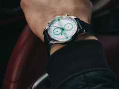 Union Glashütte Viro Chronograph Silvretta Classic 2022 Limited Edition Automatik Edelstahl 44mm weiß-grünes Zifferblatt schwarzes Lederband – Herrenuhren Chronograph aus Edelstahl. Das Gehäuse ist rund und silber. Das Lederarmband ist schwarz. Das Zifferblatt ist ein Index in grün. – Ansicht 4
